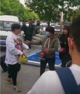 ​郭德纲老婆罕见现身，上半身宽厚特别壮实，体型看上去有130斤！