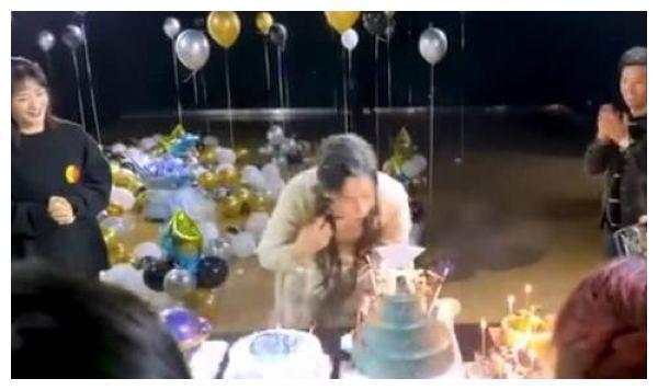 张杰37岁生日，在生日宴会上吹蜡烛，像“灭火器”，肺活量简直了