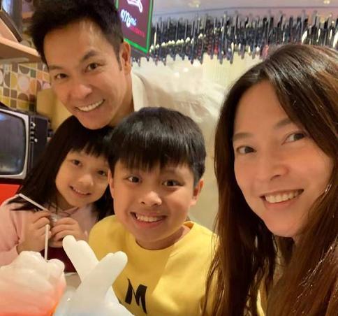 郭晋安罕见晒全家福称：一家四口手拖手，儿子女儿高颜值惊艳网友