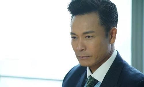 郭晋安罕见晒全家福称：一家四口手拖手，儿子女儿高颜值惊艳网友