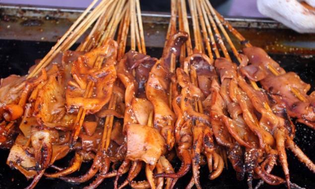 这些烧烤摊上最受欢迎的菜式，哪一款会让你半夜想着都流口水呢