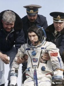 ​宇航员被“遗忘”太空311天，回来时发现国家没了