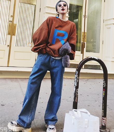 牛仔裤有油渍怎么清洗？巧用面粉来化解