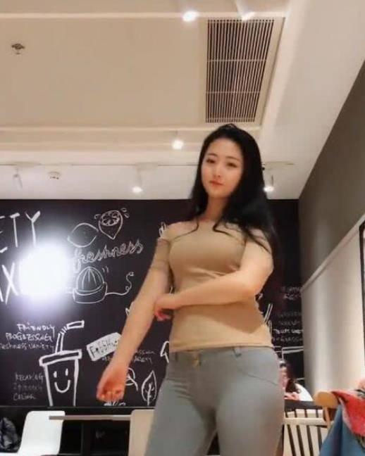 抖音“最美微胖女神”火了，身材丰腴堪称完美，网友：第二个程潇