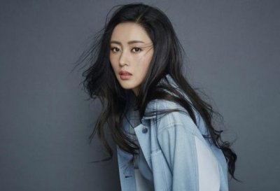 ​张天爱穿连体泳衣，在泳池边躺下表情超自信，30斤没白减