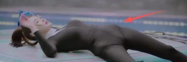 张天爱穿连体泳衣，在泳池边躺下表情超自信，30斤没白减