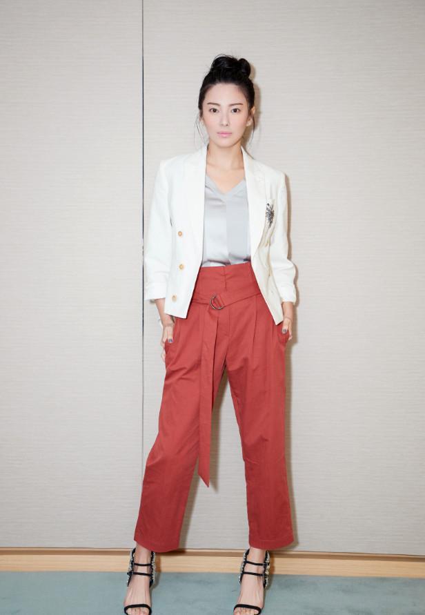 张雨绮抬腿太性感了，深V领都快开到肚子了，网友：都看光了