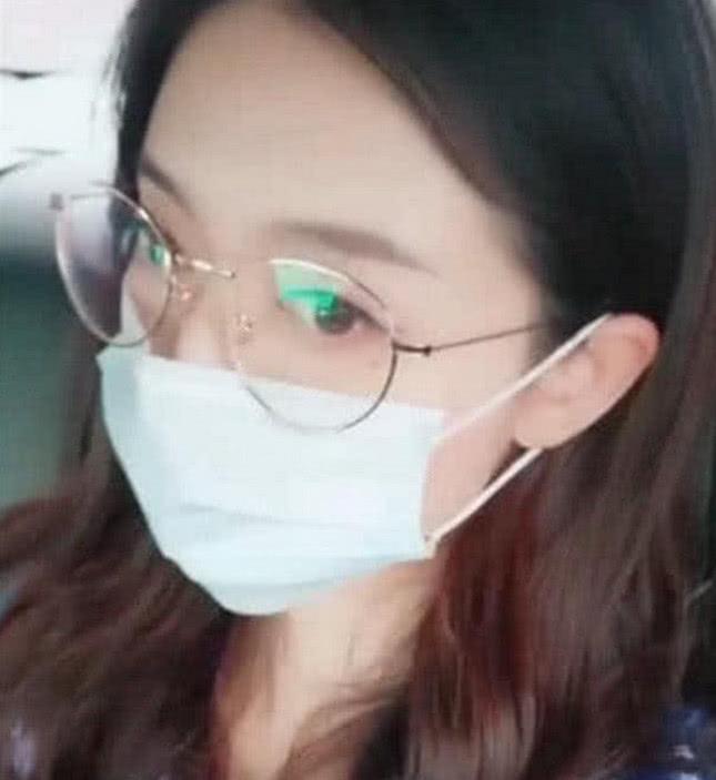 抖音“白眼女孩”爆火，揭开口罩涨粉百万，网友：缺男友吗