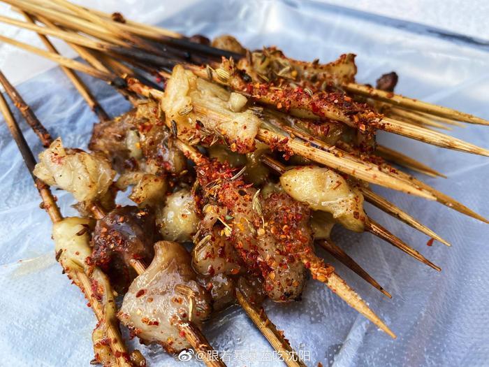 这算是城市隐秘的角落吧？胡同口，小平房……