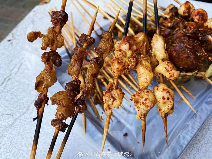 这算是城市隐秘的角落吧？胡同口，小平房……