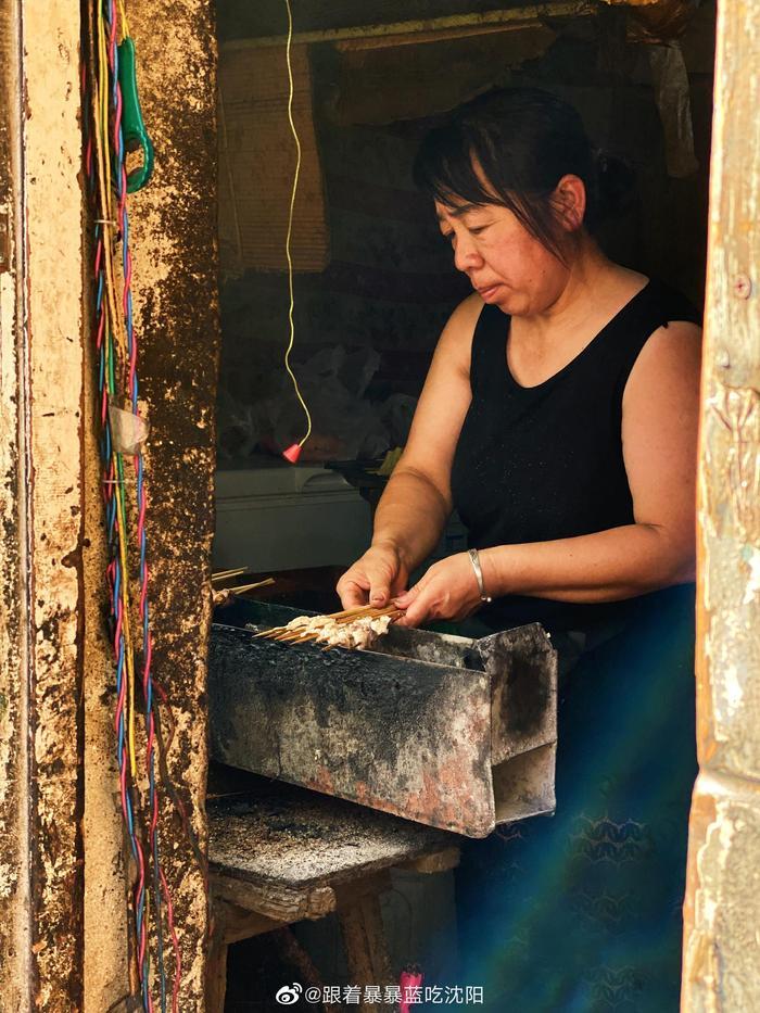 这算是城市隐秘的角落吧？胡同口，小平房……