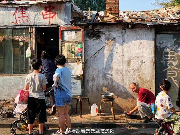 这算是城市隐秘的角落吧？胡同口，小平房……