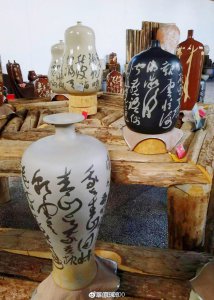 ​建水紫陶是历史悠久的汉族传统工艺品，源远流长