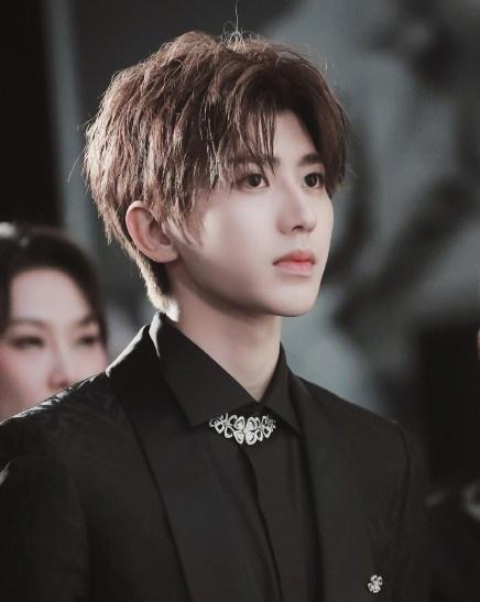 娱乐资讯：杨幂蔡徐坤同框，成北京电视台春晚代言人