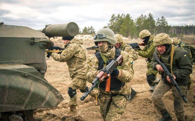 白磷弹有多狠？50名美国雇佣兵被砸个正着，从里到外烧没了影