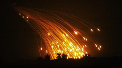 ​白磷弹有多狠？50名美国雇佣兵被砸个正着，从里到外烧没了影