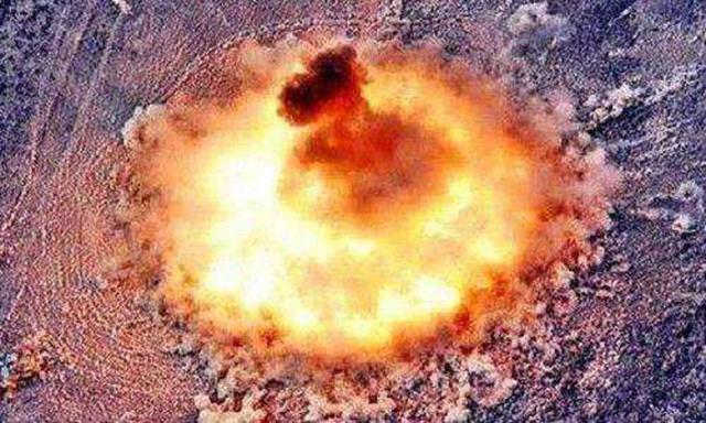 白磷弹有多狠？50名美国雇佣兵被砸个正着，从里到外烧没了影