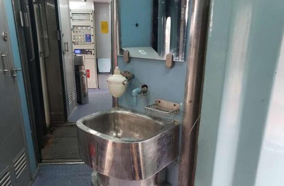 在印度坐火车像耍杂技？然而现在不仅不拥挤，火车餐10元管到饱