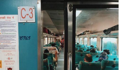 在印度坐火车像耍杂技？然而现在不仅不拥挤，火车餐10元管到饱