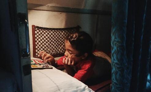 在印度坐火车像耍杂技？然而现在不仅不拥挤，火车餐10元管到饱