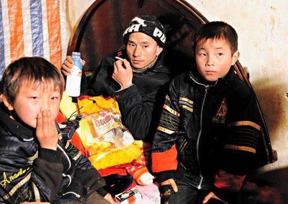 42岁犀利哥现状，年轻帅照被曝光，被采访烟不离手，如今很孝顺