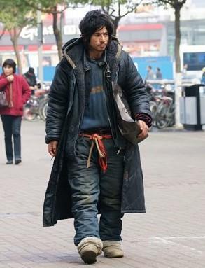 42岁犀利哥现状，年轻帅照被曝光，被采访烟不离手，如今很孝顺