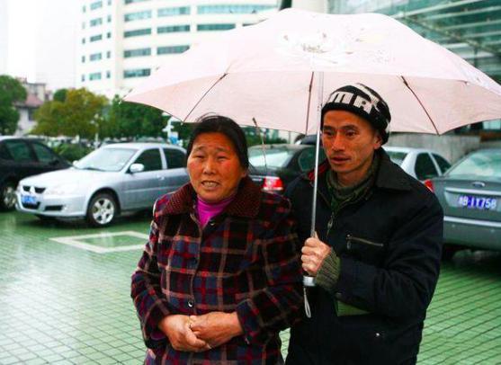 42岁犀利哥现状，年轻帅照被曝光，被采访烟不离手，如今很孝顺