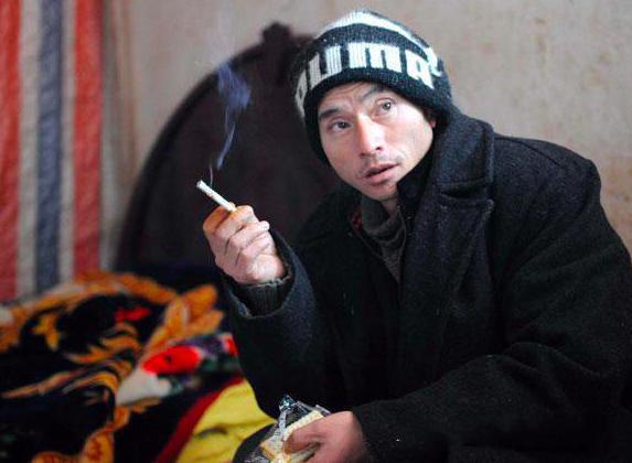 42岁犀利哥现状，年轻帅照被曝光，被采访烟不离手，如今很孝顺