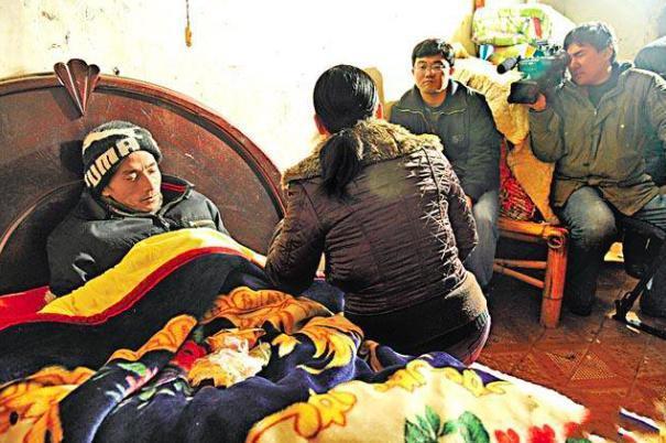 42岁犀利哥现状，年轻帅照被曝光，被采访烟不离手，如今很孝顺