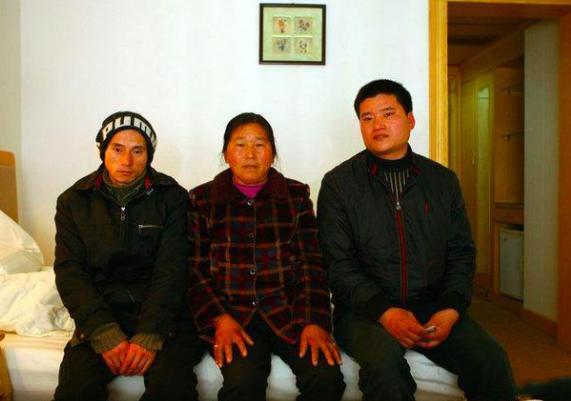 42岁犀利哥现状，年轻帅照被曝光，被采访烟不离手，如今很孝顺