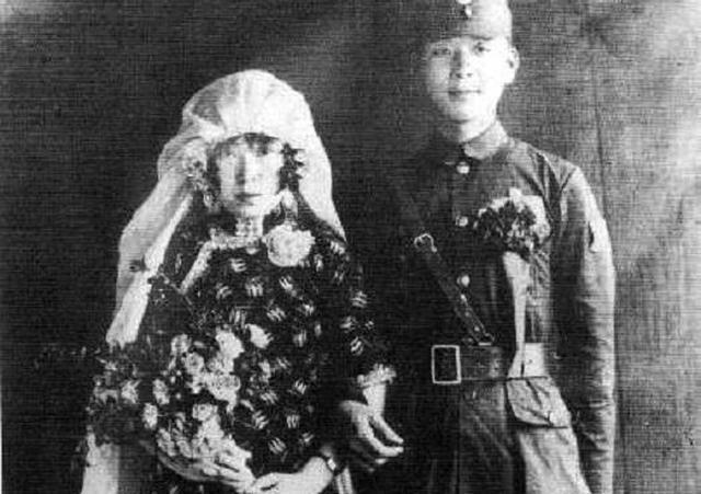 发妻卖青苗助他当官，功成后他却另娶一对姐妹花，全村没人投奔他