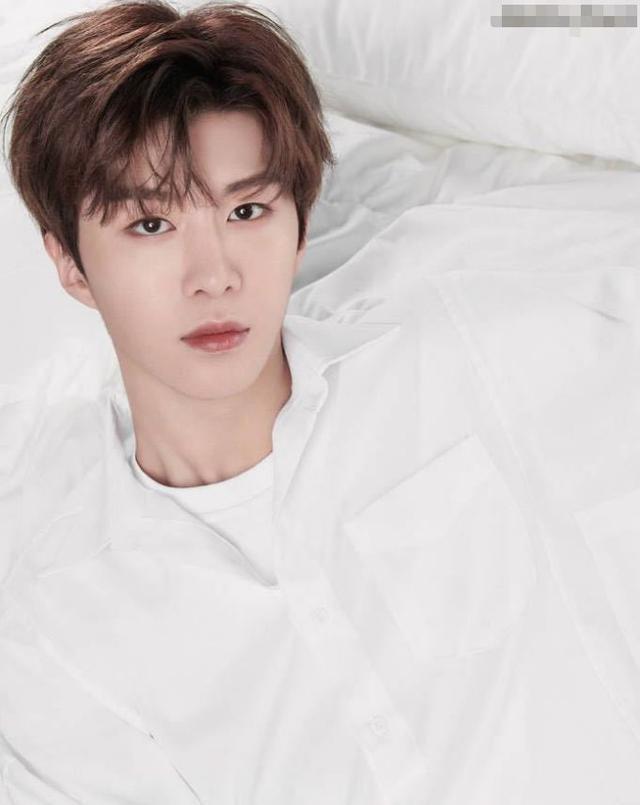 百分九“床照”：陈立农奶萌，朱正廷撩人，只有蔡徐坤没眼看