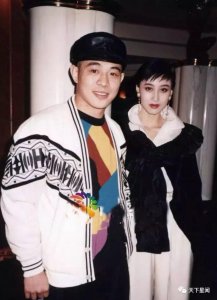 ​李连杰56岁妻子近照曝光，身材不输当年，握20亿资产长居新加