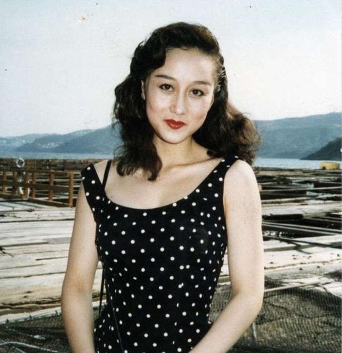 李连杰56岁妻子近照曝光，身材不输当年，握20亿资产长居新加