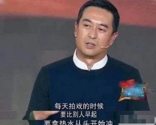 49岁张嘉译近照曝光惹人心疼，头发花白特显老，走路需要人扶