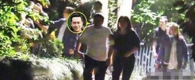 49岁张嘉译近照曝光惹人心疼，头发花白特显老，走路需要人扶