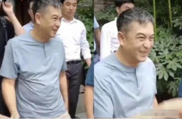 49岁张嘉译近照曝光惹人心疼，头发花白特显老，走路需要人扶