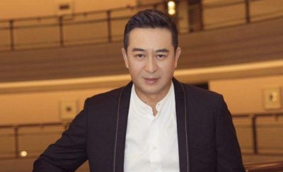 ​49岁张嘉译近照曝光惹人心疼，头发花白特显老，走路需要人扶