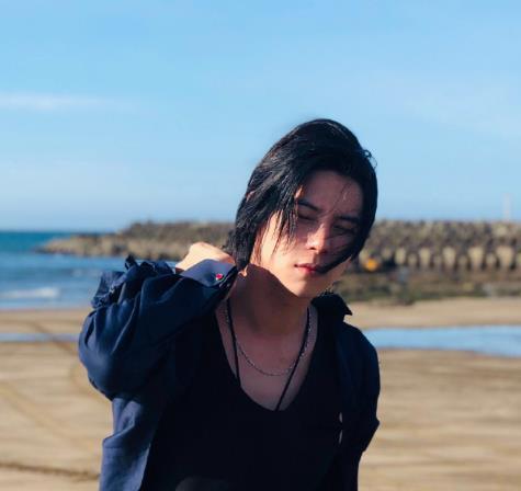 张予曦陈柏融宣布分手，疑因双方年龄差距大，男方过于自恋长发？