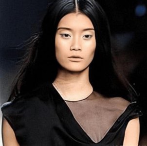 ​奚梦瑶8年前走秀照流出，整没整一目了然，第一眼还以为是何穗