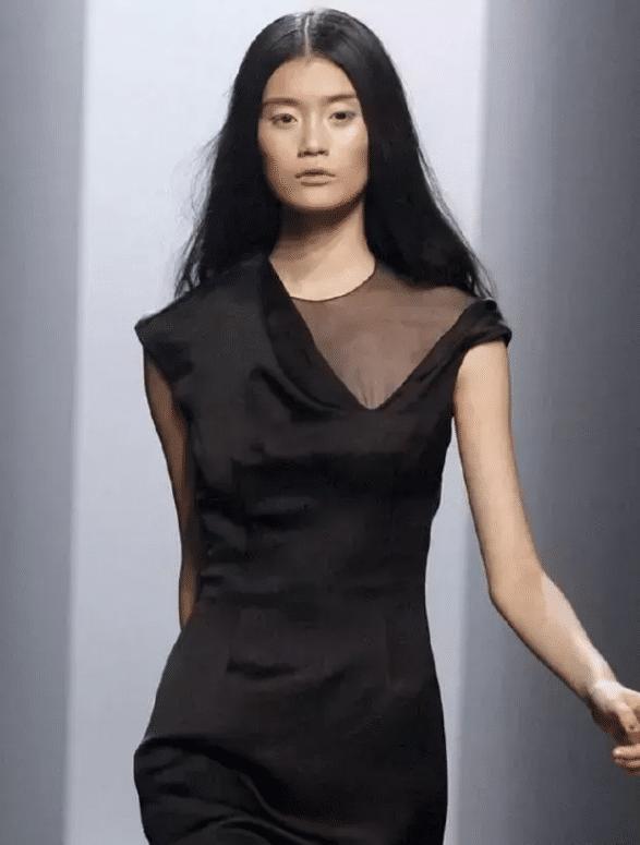 奚梦瑶8年前走秀照流出，整没整一目了然，第一眼还以为是何穗