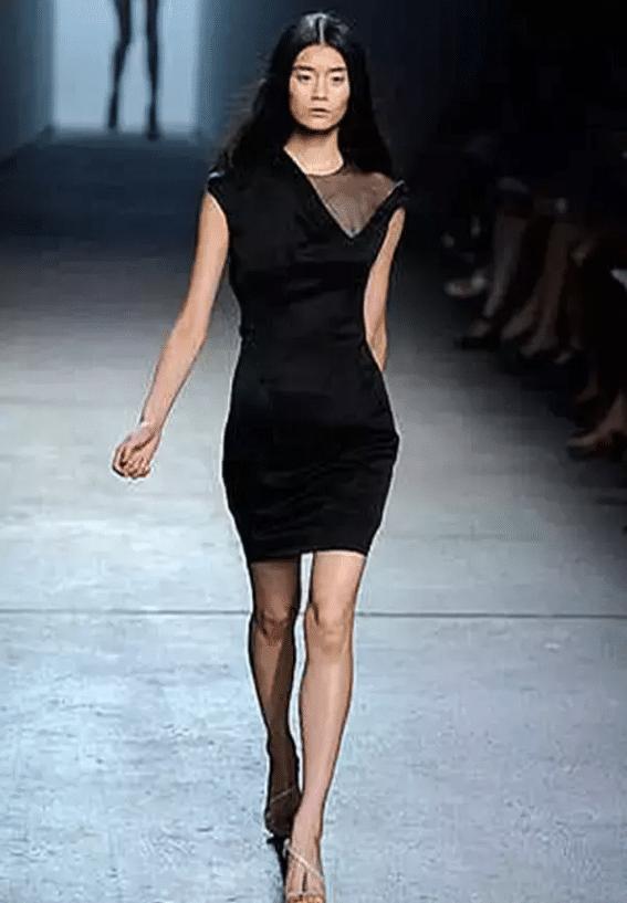 奚梦瑶8年前走秀照流出，整没整一目了然，第一眼还以为是何穗