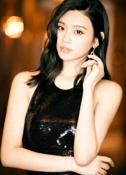 奚梦瑶8年前走秀照流出，整没整一目了然，第一眼还以为是何穗