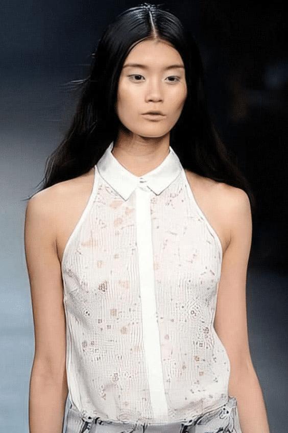 奚梦瑶8年前走秀照流出，整没整一目了然，第一眼还以为是何穗