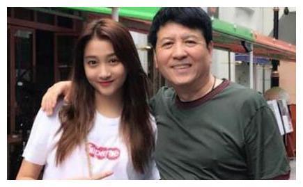 关晓彤个人资料显赫家庭背景遭扒，父母实力强大，背景显赫