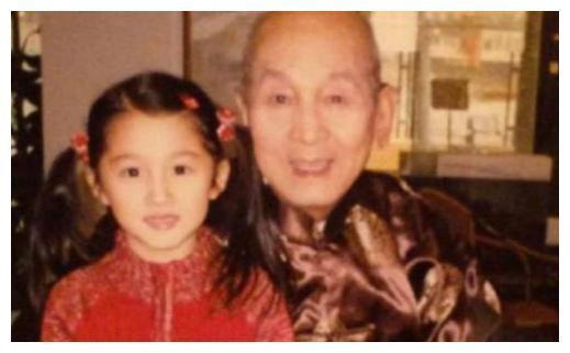 关晓彤个人资料显赫家庭背景遭扒，父母实力强大，背景显赫