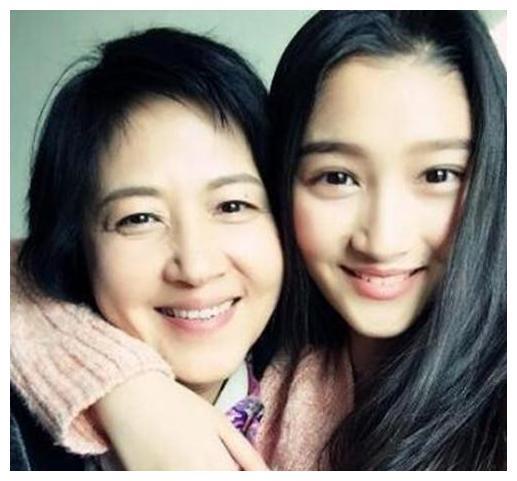 关晓彤个人资料显赫家庭背景遭扒，父母实力强大，背景显赫