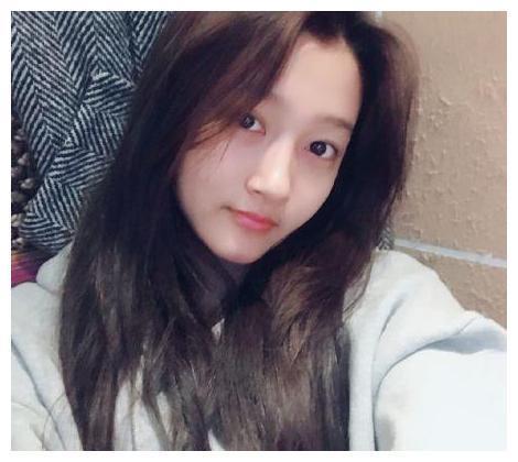 关晓彤个人资料显赫家庭背景遭扒，父母实力强大，背景显赫