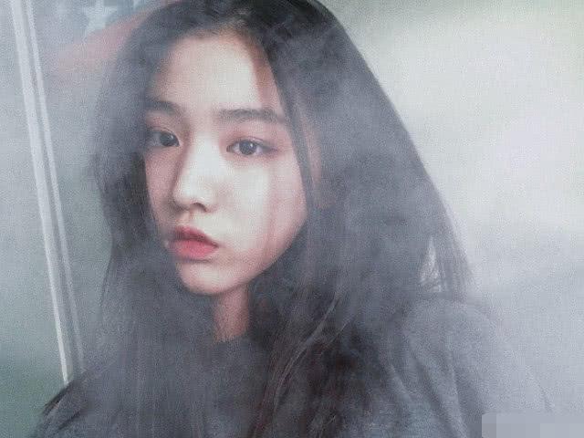 章子怡大女儿晒短发造型 躺浴缸里凹造型侧颜瞩目