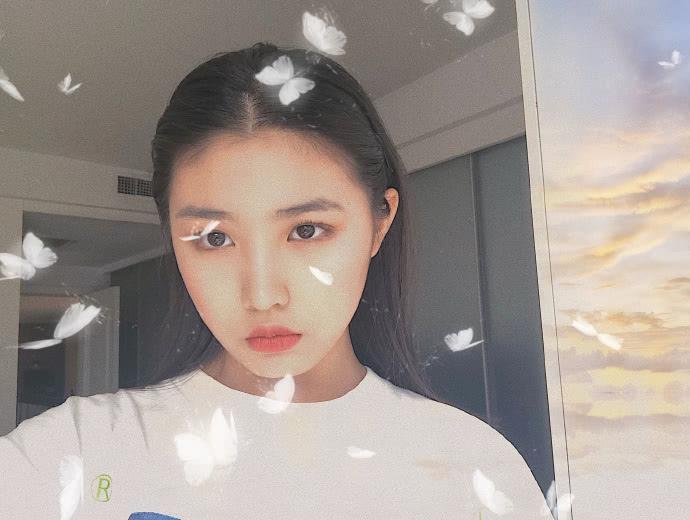 章子怡大女儿晒短发造型 躺浴缸里凹造型侧颜瞩目